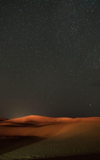 Обои 800x1280 ночь, пустыня, песок, звезды, звездное небо, небо