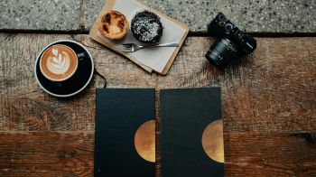 Обои 1920x1080 фото, кофе, фотоаппарат, ежедневник, стол, деревянный стол, кексы