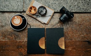 Обои 2560x1600 фото, кофе, фотоаппарат, ежедневник, стол, деревянный стол, кексы