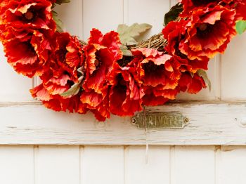 wreath, flowers, decoration, door, wood door Wallpaper 800x600
