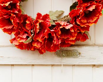 wreath, flowers, decoration, door, wood door Wallpaper 1280x1024