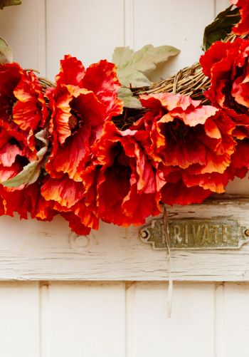 Обои 1668x2388 венок, цветы, украшение, дверь, деревянная дверь