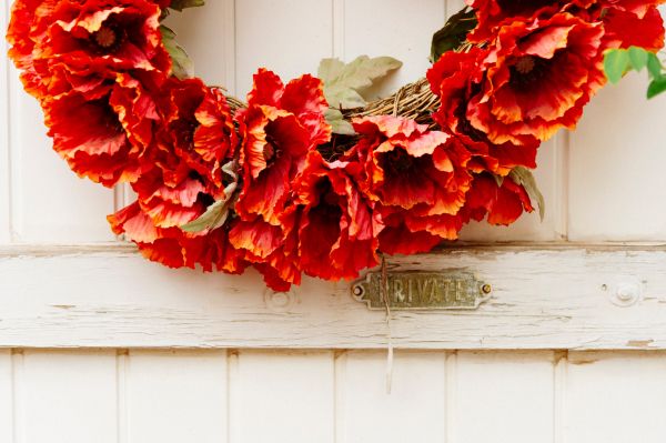 wreath, flowers, decoration, door, wood door Wallpaper 4928x3280