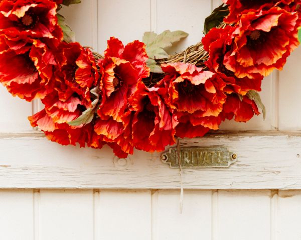 wreath, flowers, decoration, door, wood door Wallpaper 1280x1024