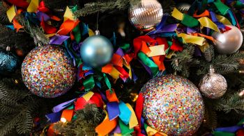 christmas toys, confetti, bright, holiday, New Year Wallpaper 1366x768
