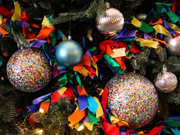 christmas toys, confetti, bright, holiday, New Year Wallpaper 800x600
