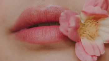Обои 1280x720 губы, цветок, девушка