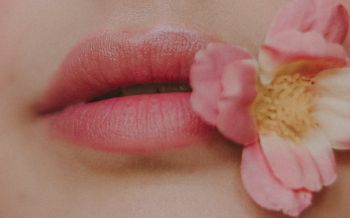 Обои 1920x1200 губы, цветок, девушка