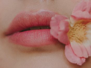 Обои 800x600 губы, цветок, девушка
