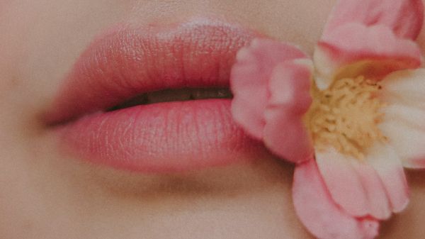 Обои 2048x1152 губы, цветок, девушка