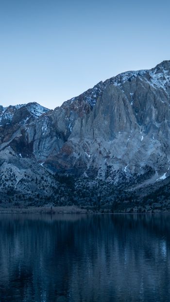 Обои 640x1136 горы, озеро, отражение