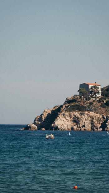 Обои 750x1334 дом у моря, скалы