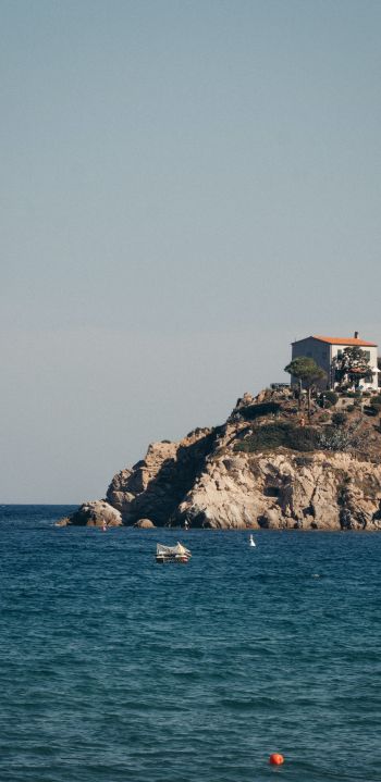 Обои 1440x2960 дом у моря, скалы