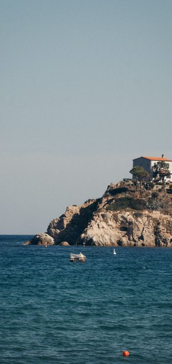 Обои 1080x2280 дом у моря, скалы