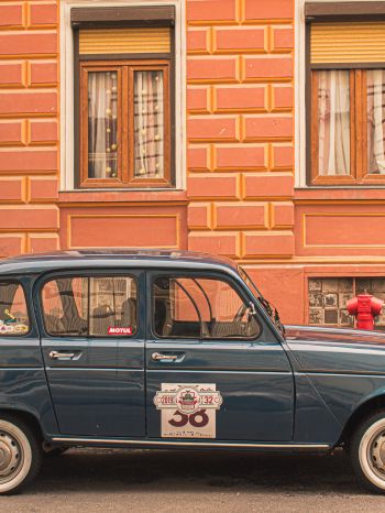 Обои 1668x2224 румыния машина улицы европейские улочки