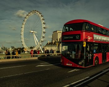 Обои 1280x1024 Лондон, Великобритания Лондон Объединенное Королевство уличная фотография Лондонский мост лондонский глаз Лондонская улица лондонский город автобус транспорт транспортное средство человек туристический автобус Дорога городской интерьер в помещении комната рок открытый