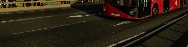 Обои 1590x400 Лондон, Великобритания Лондон Объединенное Королевство уличная фотография Лондонский мост лондонский глаз Лондонская улица лондонский город автобус транспорт транспортное средство человек туристический автобус Дорога городской интерьер в помещении комната рок открытый