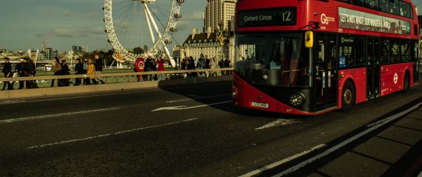 Обои 2560x1080 Лондон, Великобритания Лондон Объединенное Королевство уличная фотография Лондонский мост лондонский глаз Лондонская улица лондонский город автобус транспорт транспортное средство человек туристический автобус Дорога городской интерьер в помещении комната рок открытый