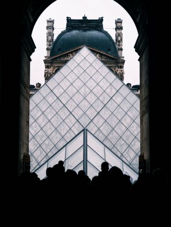 Обои 1668x2224 Париж, Франция Франция уличная фотография архитектура купол человек арка арочный шпиль шпиль башня