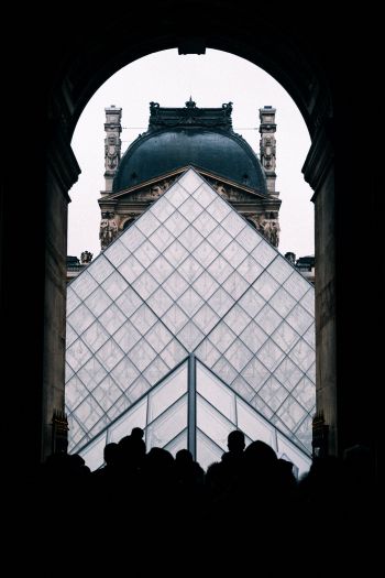 Обои 640x960 Париж, Франция Франция уличная фотография архитектура купол человек арка арочный шпиль шпиль башня