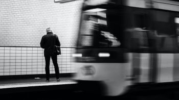 Обои 1280x720 уличная фотография черно-белая уличная фотография план путешествия фотография путешествия образ жизни путешественница путешественница путешествие путешествие улица Франции Франция город  метро париж столичный станция метро мегаполис парижское метро Париж, Франция одиночество