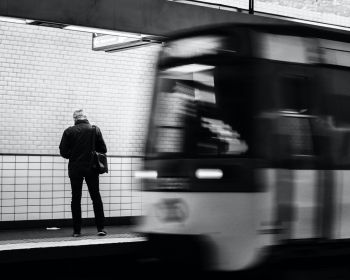 Обои 1280x1024 уличная фотография черно-белая уличная фотография план путешествия фотография путешествия образ жизни путешественница путешественница путешествие путешествие улица Франции Франция город  метро париж столичный станция метро мегаполис парижское метро Париж, Франция одиночество