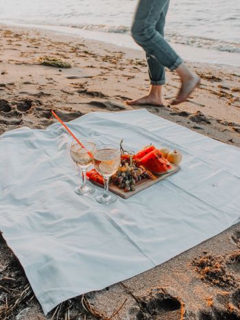 Обои 1668x2224 пикник, игристое, пляж, песок, романтика