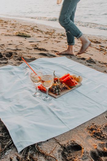 Обои 640x960 пикник, игристое, пляж, песок, романтика