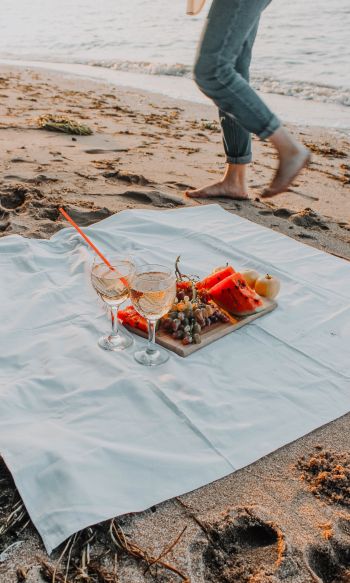 Обои 1200x2000 пикник, игристое, пляж, песок, романтика