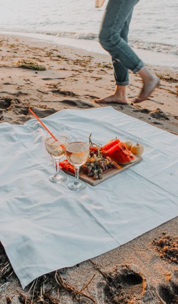 Обои 600x1024 пикник, игристое, пляж, песок, романтика