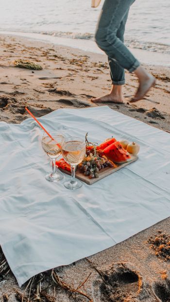 Обои 640x1136 пикник, игристое, пляж, песок, романтика
