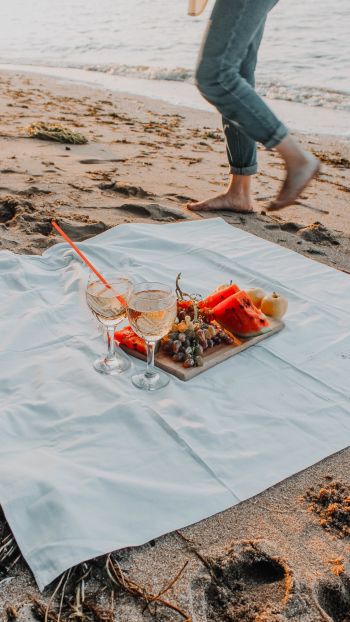 Обои 1440x2560 пикник, игристое, пляж, песок, романтика