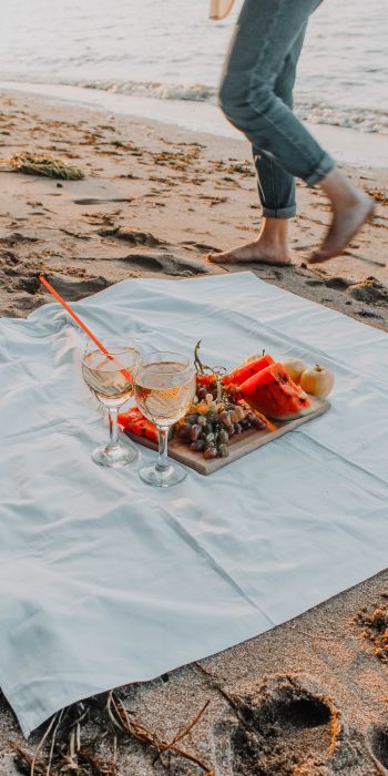 Обои 720x1440 пикник, игристое, пляж, песок, романтика