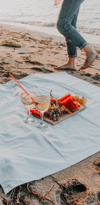 Обои 1440x2960 пикник, игристое, пляж, песок, романтика