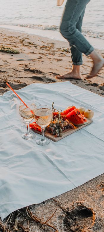 Обои 1080x2400 пикник, игристое, пляж, песок, романтика