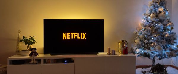 netflix, Christmas tree, home comfort, house, evening Wallpaper 3440x1440