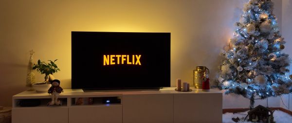 netflix, Christmas tree, home comfort, house, evening Wallpaper 2560x1080