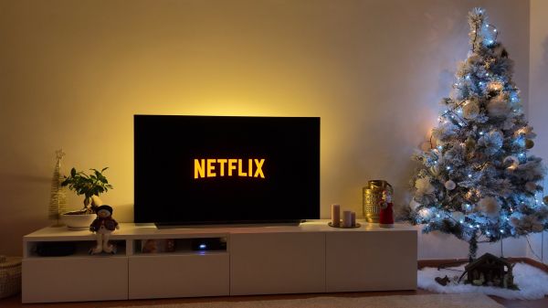 netflix, Christmas tree, home comfort, house, evening Wallpaper 2560x1440