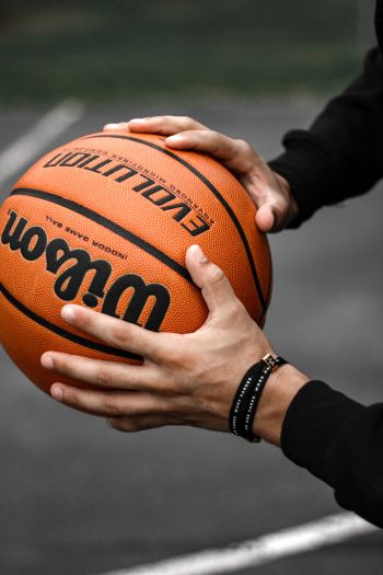 Обои 640x960 баскетбол, мяч, руки, человек, спорт
