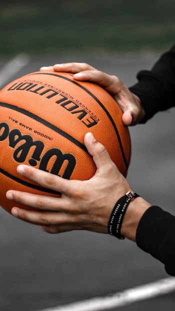 Обои 1080x1920 баскетбол, мяч, руки, человек, спорт