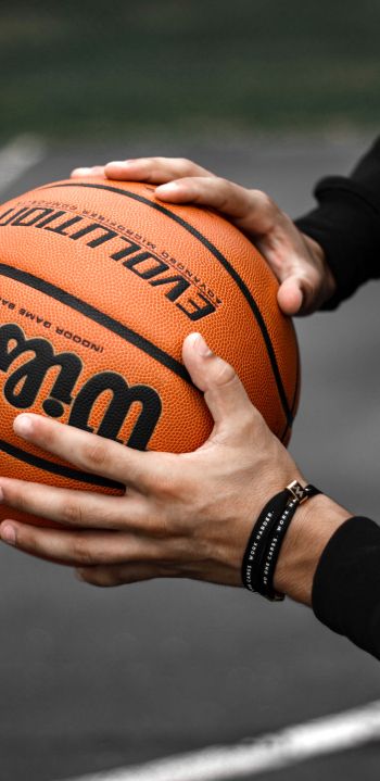 Обои 1080x2220 баскетбол, мяч, руки, человек, спорт