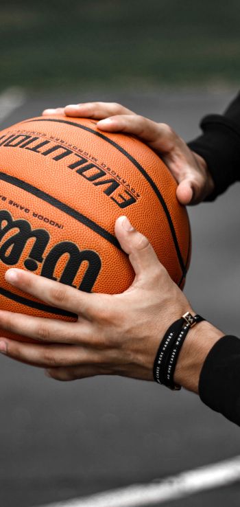 Обои 720x1520 баскетбол, мяч, руки, человек, спорт