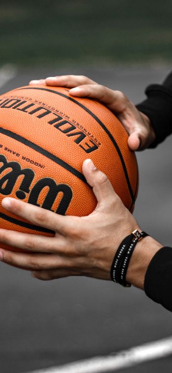 Обои 1080x2340 баскетбол, мяч, руки, человек, спорт