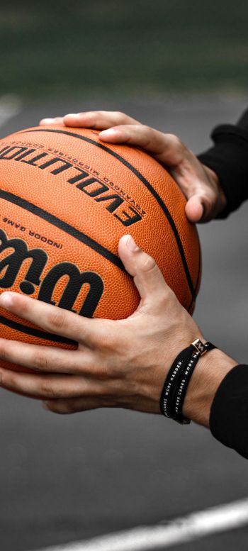 Обои 720x1600 баскетбол, мяч, руки, человек, спорт