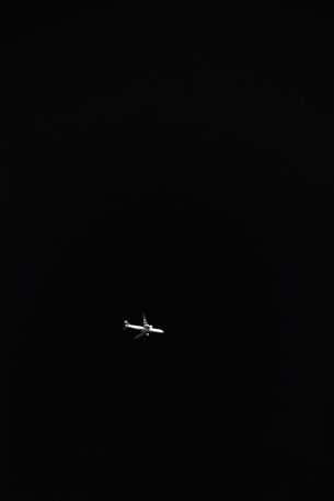 Обои 4000x6000 самолет, ночь, черный фон