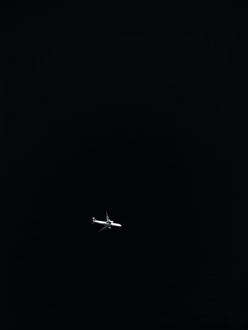 Обои 1536x2048 самолет, ночь, черный фон