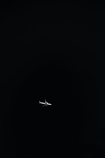 Обои 640x960 самолет, ночь, черный фон
