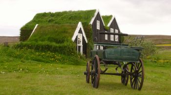 Обои 2560x1440 Исландия, зеленый, дом, телега