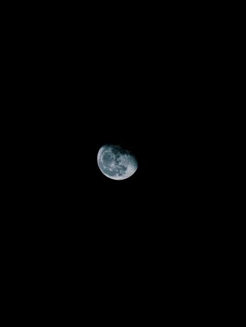 Обои 1668x2224 луна, ночь, небо