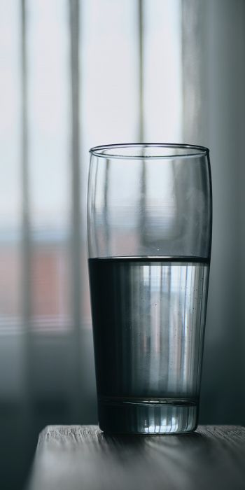 Обои 720x1440 стакан воды, окно